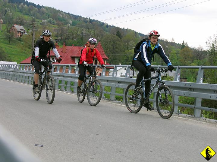 foto 100.jpg - Obowiązkowy zjazd na koniec ( 75 kiloAdrenalinoMetów na godzinę ). Rafał u którego zostawiliśmy statek matkę ugościł nas iście po królewsku, za co jeszcze raz serdecznie mu dziękuję: Dzięki Rafał! Jestem Ci dłużny. Wyprawa kończy się grillem, grochówką, sokiem wieloważywnym, andrutem i opowiadaniem, że rodzina do której jadę jutro, bedzie miała niewesoło :)